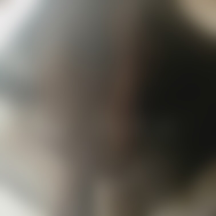 普通に立っててもお尻出るんだけどw
しかも左前に深いスリット入ってるしw
下にペチコート履くしかないなあ🤔