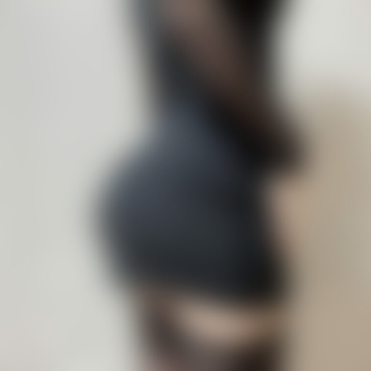 大学でこの格好で行ったら流石に男友達に見られすぎてやばかった💦
 お尻見せてって言われたから...この格好しただけです