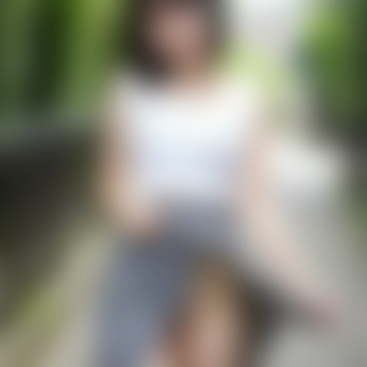 美女のノーパンスカートたくしあげ♡