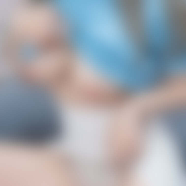 かわいいニットからえっちなおっぱい💙🤍