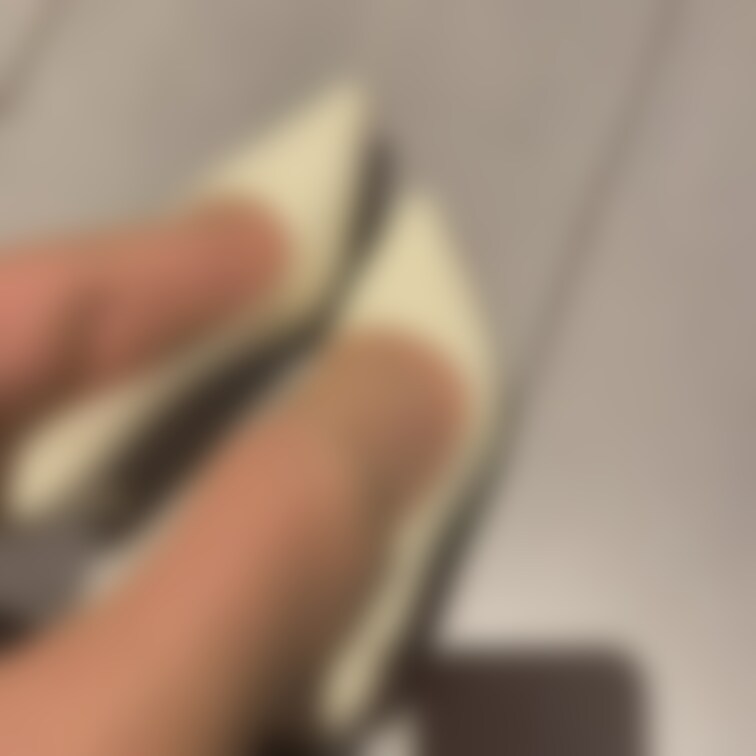 ベージュパンスト➕白ハイヒール

じっくり、、、私の脚をごらんください🥰🥰