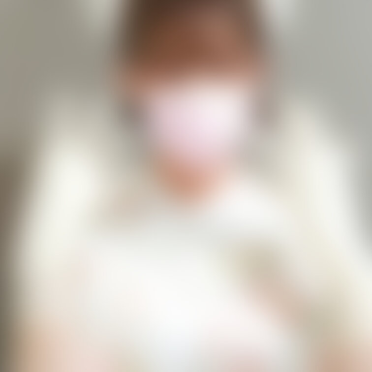 可愛いユニフォームでラテックスグローブ着用