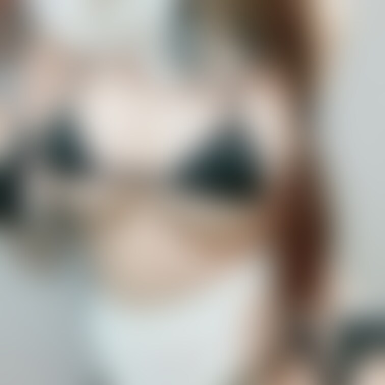初めてこっちで投稿っ
ちょっと過激なコスプレ…
マイクロビキニ？っての面積やばいよね笑
ポチって浮いちゃうの困っち