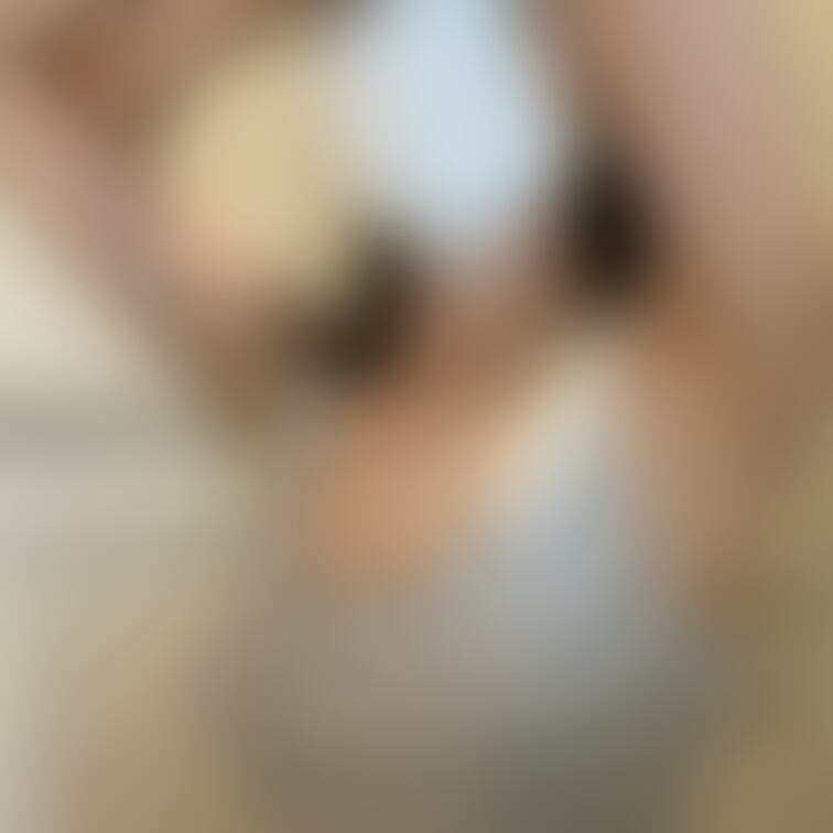 大きなマスクで顔隠して脇を見せてます💦
いっぱい脇筋があるんだけど、それがエロいってカメラマンが言ってまたオナってる💦