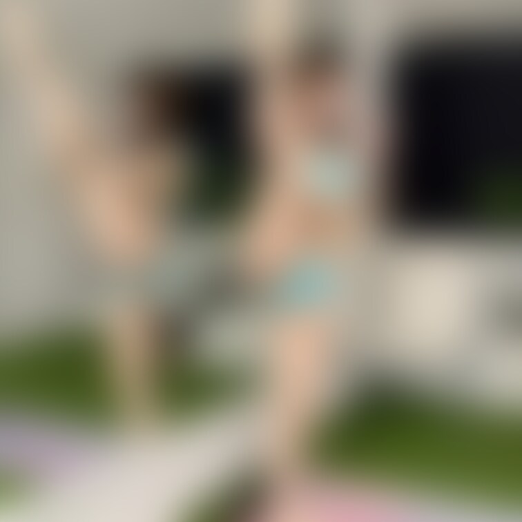 美女のY字バランス👙✨
