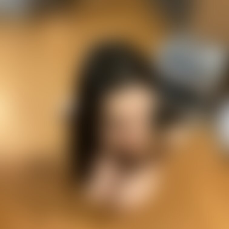 朝シャン前にヒーターで暖をとる妻
