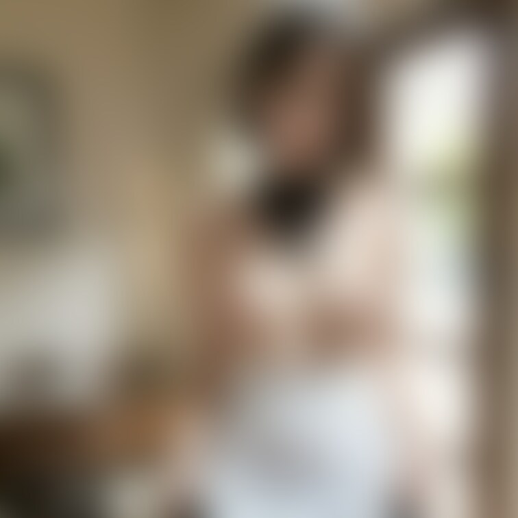 🖤キッチンの魅惑メイド 🍳
キッチンでフリル付きエプロンを身にまとったメイドが、シンプルかつ大胆な姿で優雅に佇む。クラ