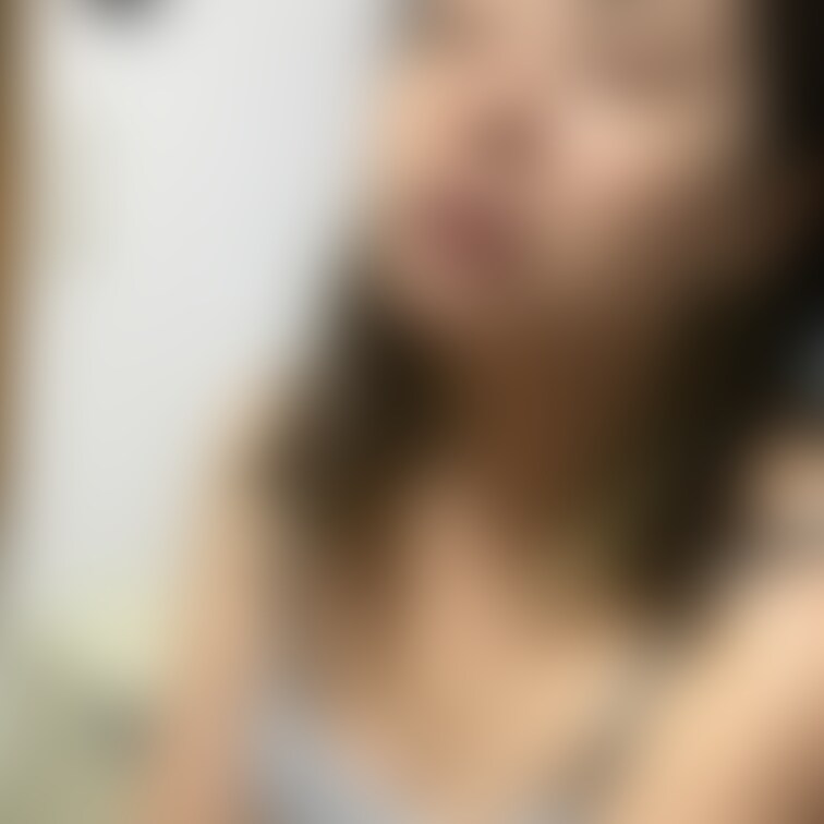 なんかだらしない口元と胸元
夏に向けキャミソール姿が増えると思います。
