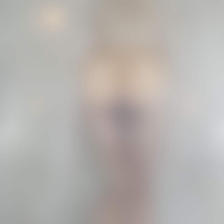 ガラス越しのお尻押し付け自撮り写真の続きです！弾力あるおしりをぎゅーぎゅーにガラスに押し付けています！どんどん押し付けて