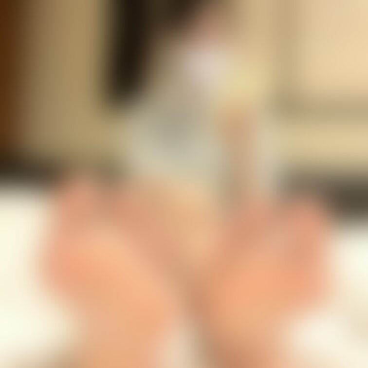 しおり/20歳/看護師💉 ③
 
 足のサイズ：22.5cm