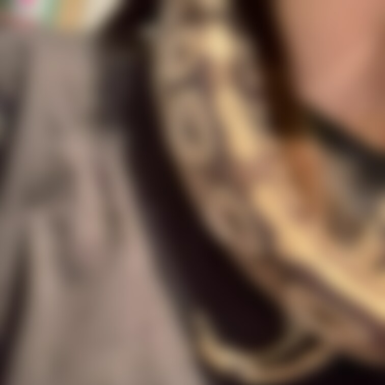 ニシキヘビが細長い首に巻き付く動画
※ヘビに無理強いはさせていません