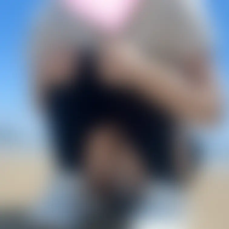 MyFansのえちえちプラン加入者限定で8/8(金)19時に恥ずかしいけど
制服姿のままベッドの上で大きな電マを使って