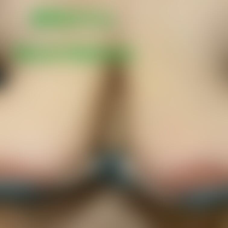 巨乳見て、今日も頑張ろう！！   
Get energy from my big boobs!   