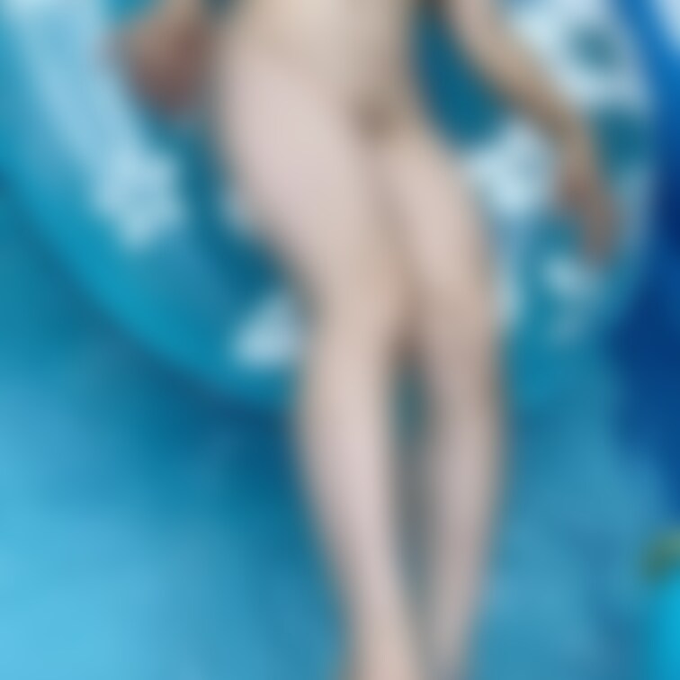 会社の敷地内で裸でプールで○○○と戯れる人妻。
被写体が動いてモザイク大変ですが興味ある人は見てください。
#人妻