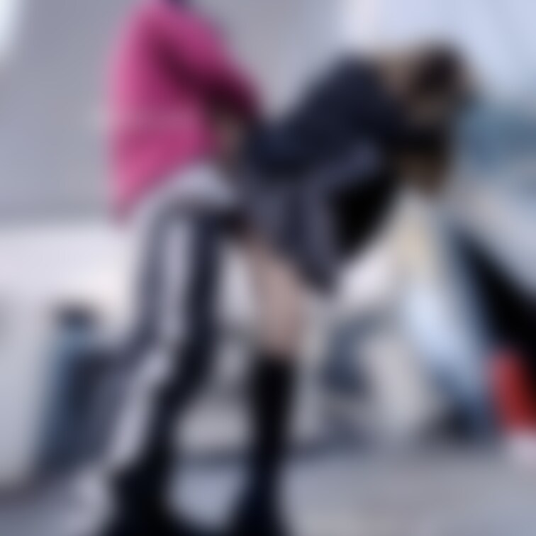 初めての…野外×制服セックス💕

意外と違うビルから人が出入り多かったり
アナウンス流れてたりで緊張感MAX！
