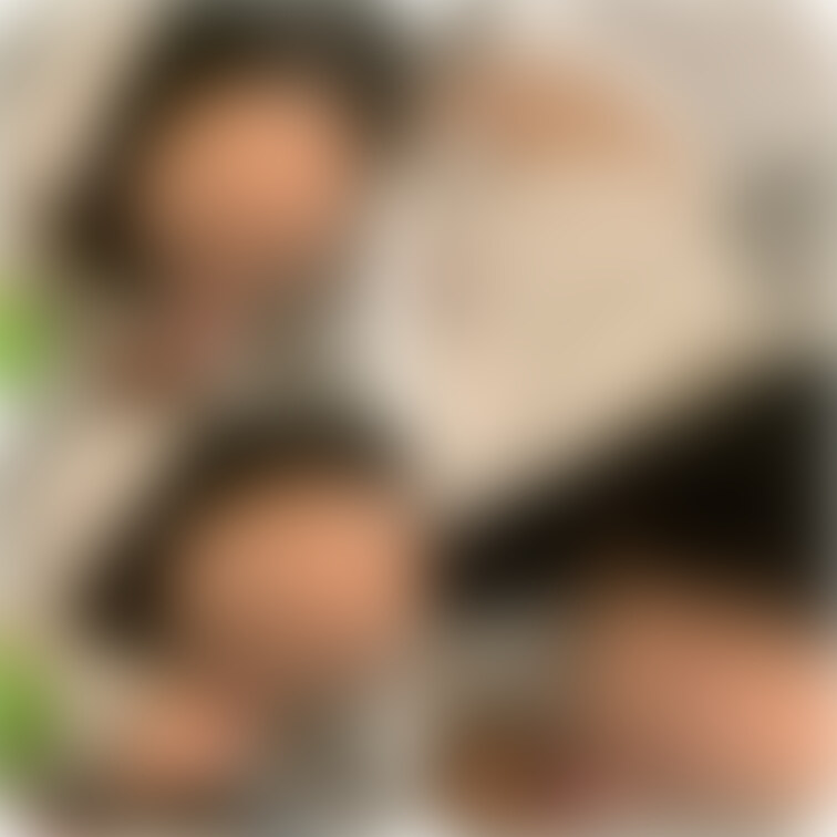 トイレにいる嫁に突撃してしゃぶらせた写真です。。
このあとおしっこしたての嫁を舐め、やりました。。笑