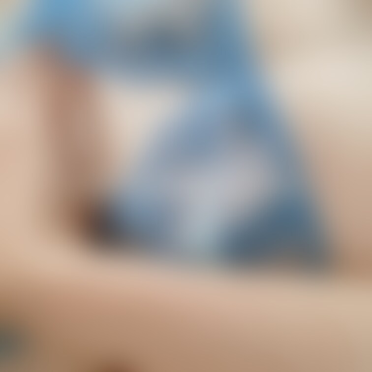 ブラも透けてるし穴も空いてる🙈