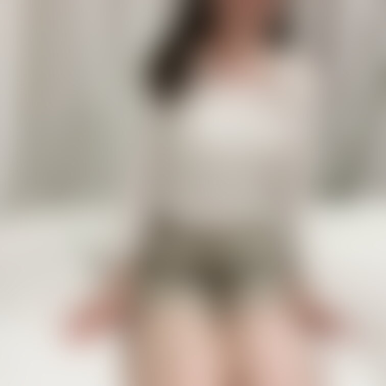 学校から帰ってすぐのえりなです♥
少しだけ谷間みせてあげます