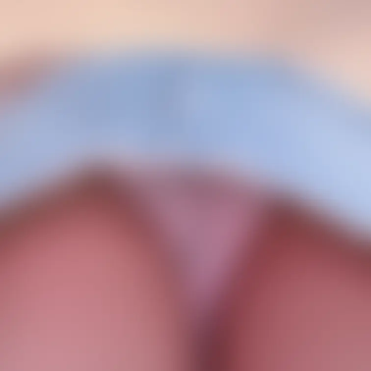 デニムのミニスカで体育座りすると100%パンツ見える😂
