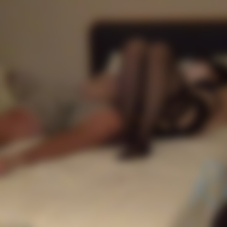 24歳の彼がイッた後に雰囲気を変えて妻に着替えてもらい、ベットでイチャイチャが始まったのを確認して、私は部屋を出ました。