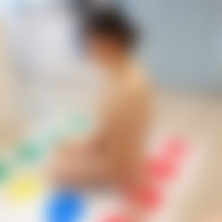 りこ。全裸パーティーの時の撮影タイムでの一枚です。

美乳の女友達ヌーディストりこall(顔出し)
https:/
