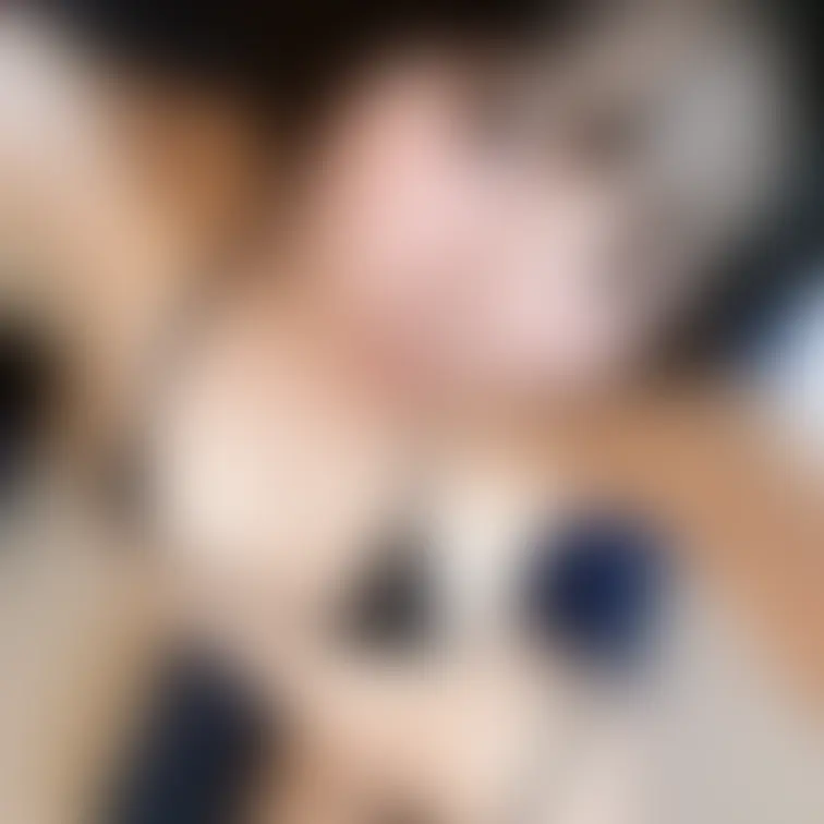 マイクロビキニって布の面積小さくて少しズレたらポロリしちゃうから恥ずかしい…//