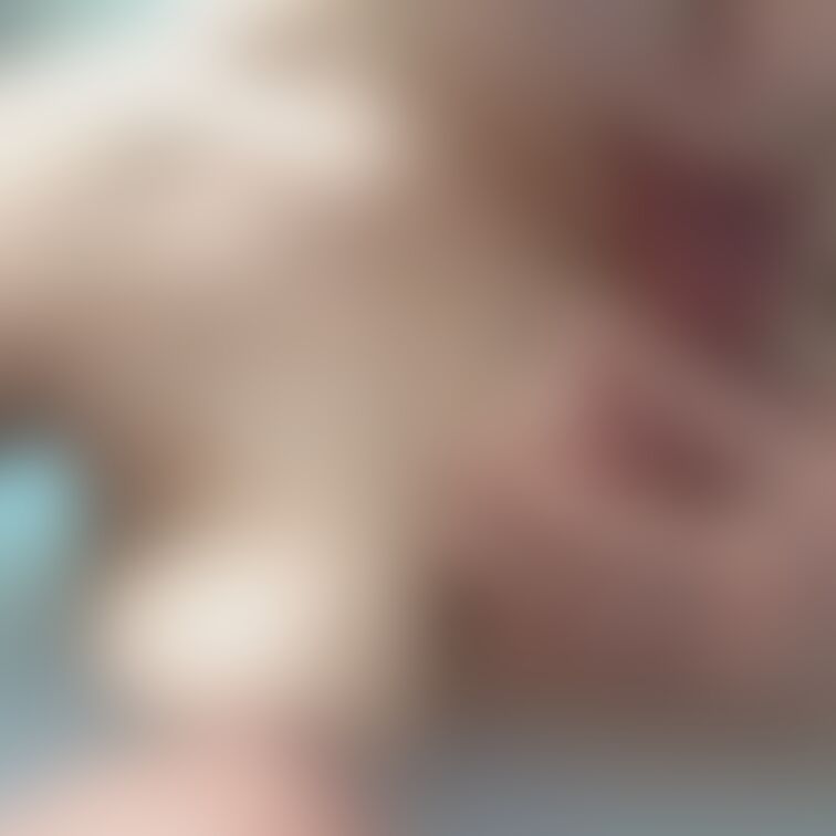 セルフ乳首舐め