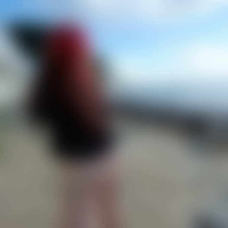 りほさんの、海に向けてお尻を向ける画像です。
