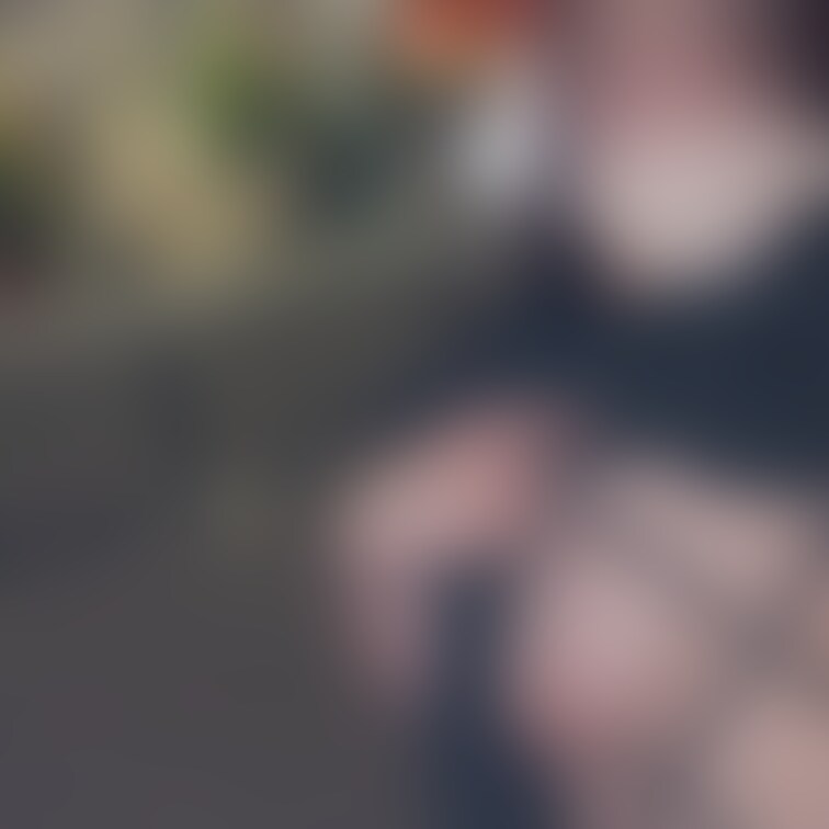 21時頃のオタクの街で。
すぐ側にメイドさんがいました。