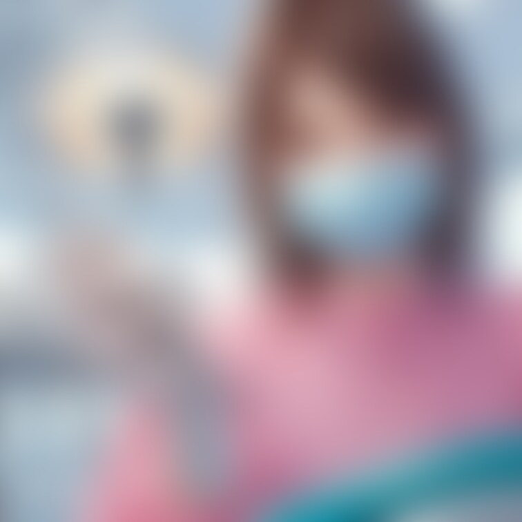ピンクの手術ガウンを身につけた歯科フェチ患者専門の女性歯科医師🦷
