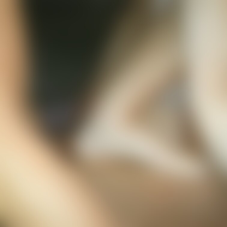 正面からパンツ丸見え。