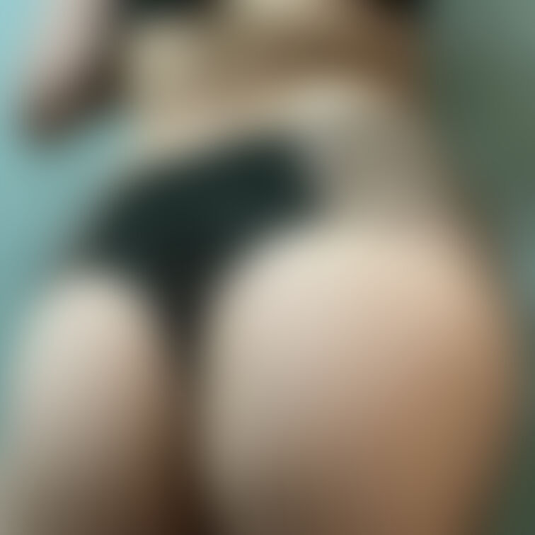 無駄紐パンツ
後ろから見ると片方12本のライン。
ブラはセットじゃ無い&しっかり留めてないからズレてて恥ずかしい