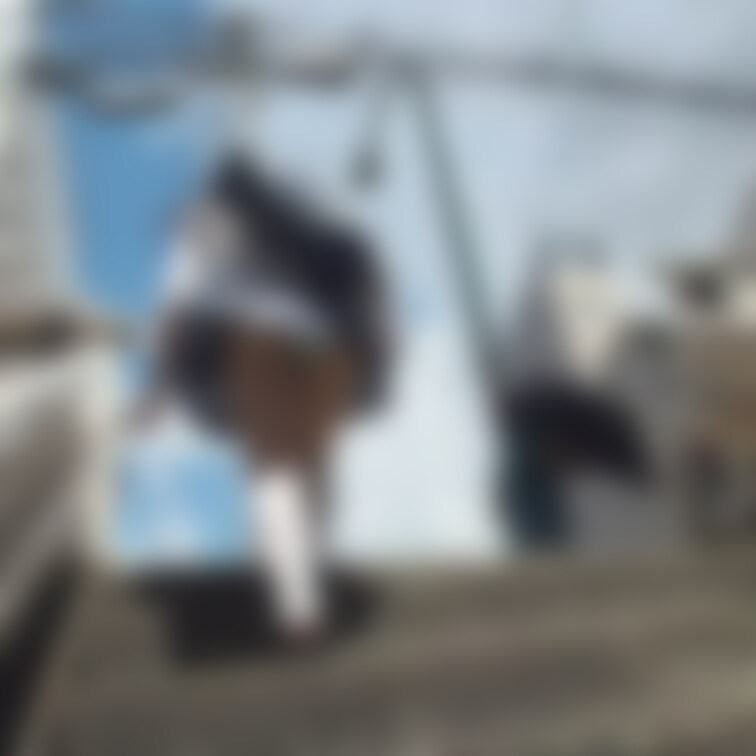 たまたま駅を出たところで、とっても可愛い制服を発見
当然、カメラ取り出しますわな　ツケますわな
おっと危ない
感づ