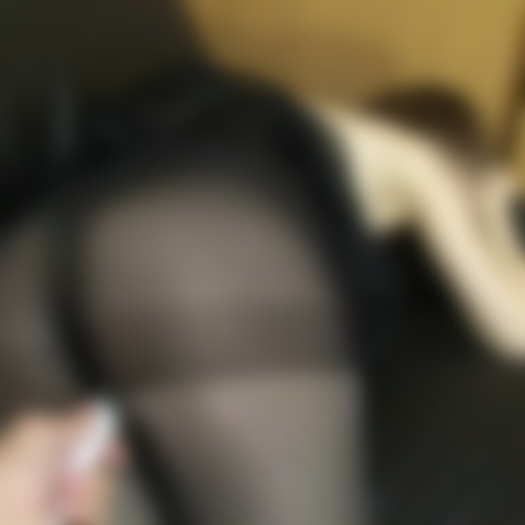 【攻められ好きなお嬢さん】

自慢の桃尻を突き出し食い込むパンティとタイツ越しから電マの振動を伝わせると既に興奮し過