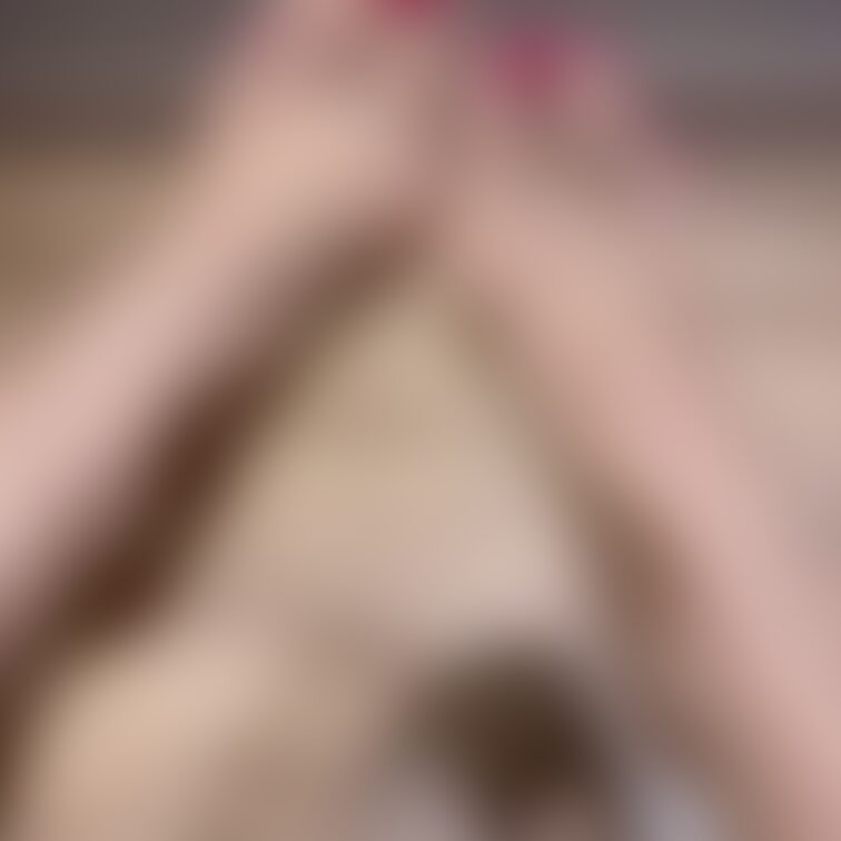 派手なピンクネイルの長いつま先