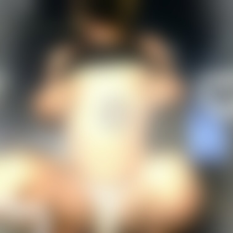 某喫煙所🚬にて。夜中でも暑いから大胆に脱いじゃった！ちょっと離れたところでおじさんが立ち止まって見てた…(・ω<) ﾃﾍ