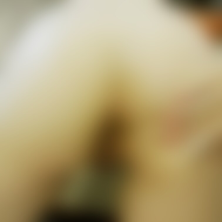 パンツをズリ降ろされ自分で開いて見せるように命令されても素直に従うメス犬ちゃん。
この時点で簡単に指が入るくらい濡れて