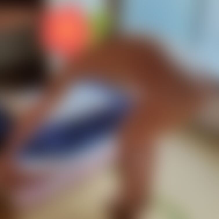 ヌーディストオフ会会場で布団を敷く女性。いちおうこの部屋の主です。