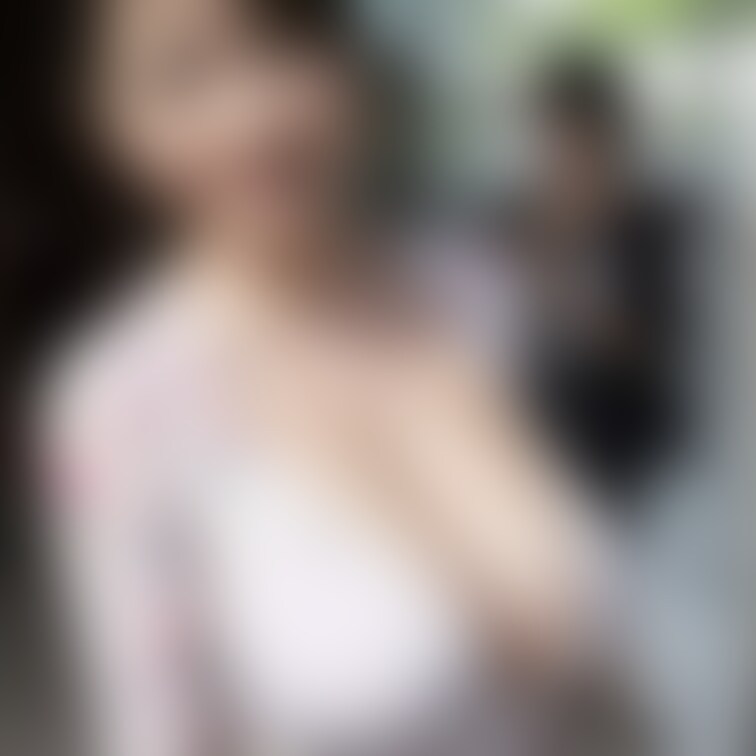 色っぽい熟女 その2
Voluptuous mature woman part2

一部下着姿です。
She's