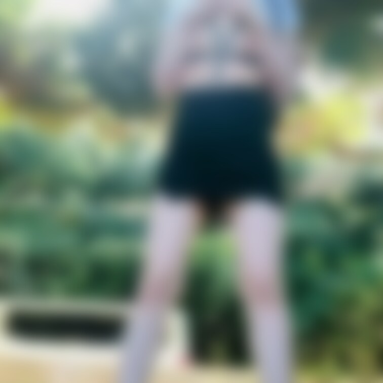 すぐ後を車が走る中、チクニーでお漏らししちゃういろは。
目の前にも公園の道があり、いつ人が通ってもおかしくない状況に興
