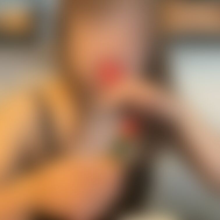 暑い中、タバスコかけてパスタを食べる妻❤️

タンクトップ姿で、ブラは丸見え❤️

ノンエロですが雰囲気だけでも