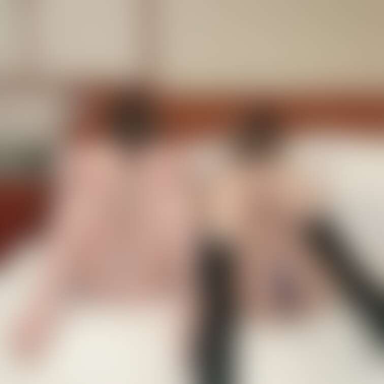 テカテカ水着でM字