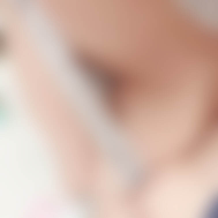 モザイクほぼなし❌ ぴんくのふりふりおぱんつの中のつるつるおま○こ 
しろ、実はすごいえっちなところにホクロあるんです