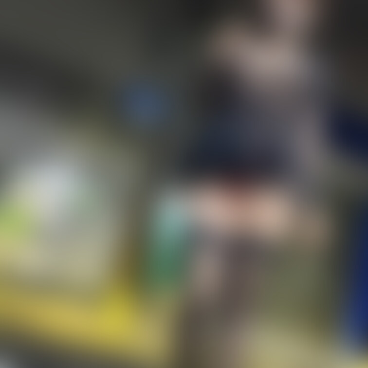 おっぱいポローン😳昼間よく歩くところだからドキドキ💦男性が歩いていらっしゃって何事もなく通り過ぎて行ったけど「変態ー！露
