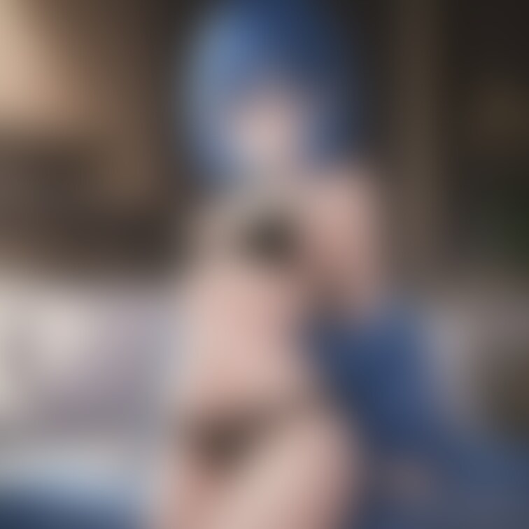 美女がベッドで下着姿に？！
