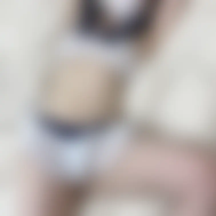 【9/29(月)撮り立て｜厳選８枚】
エッチな透け透けセーラー服で‥♡ “ギリびら” ショット入り８枚セット


