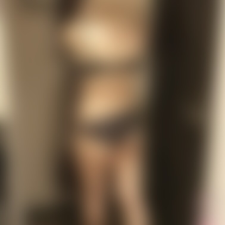 【華のNo.SEVENTEENちゃん】お着替え中を後ろからパシャリ❤️📸あどけなさの残るシルエットに大人びた下着がなんと