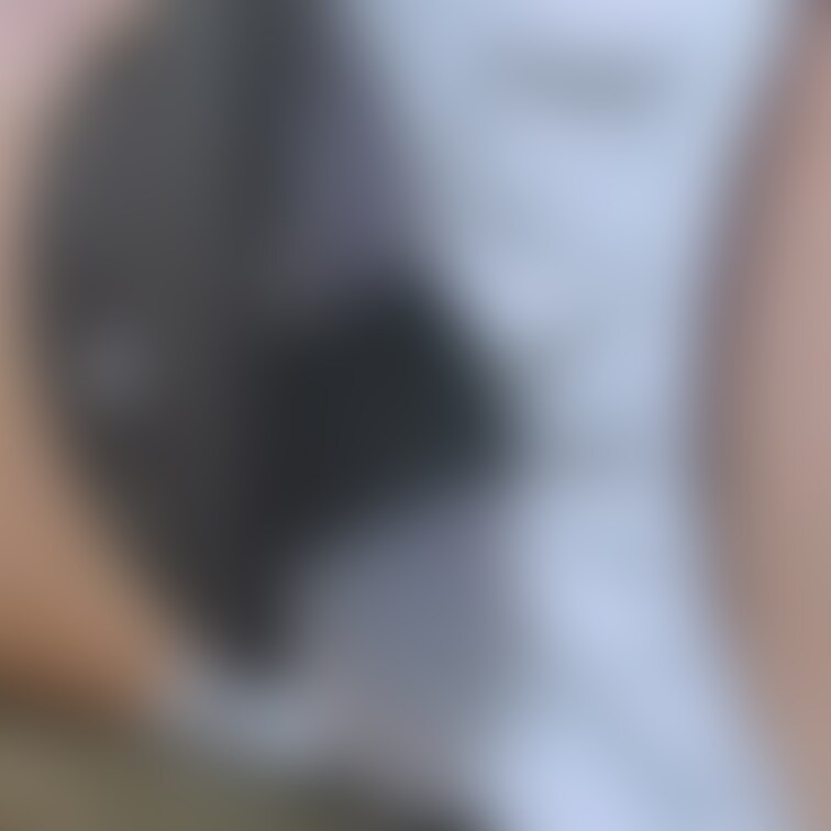 パンツに穴を開けて
オナニー中(//>﹏<//)カァ~ッ…❤