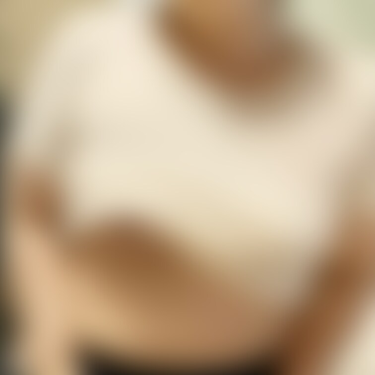おっぱいとパンチラの顔出しです