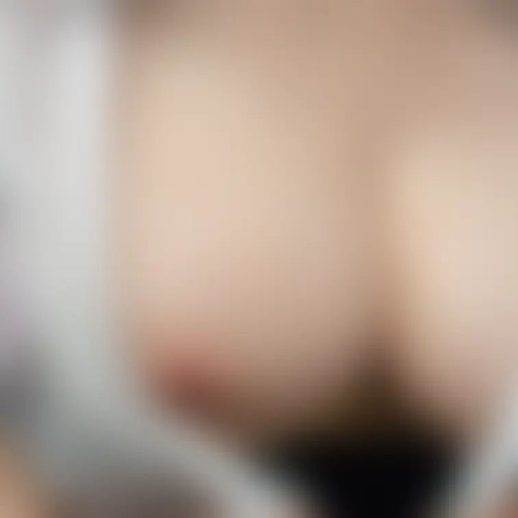 ♥️露出♥️ワンピースを少しズラして乳首を露出
突起は小さな乳首
隠そうとしても